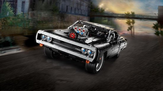 LEGO-Technic-Doms-Dodge-Charger-42111_setup